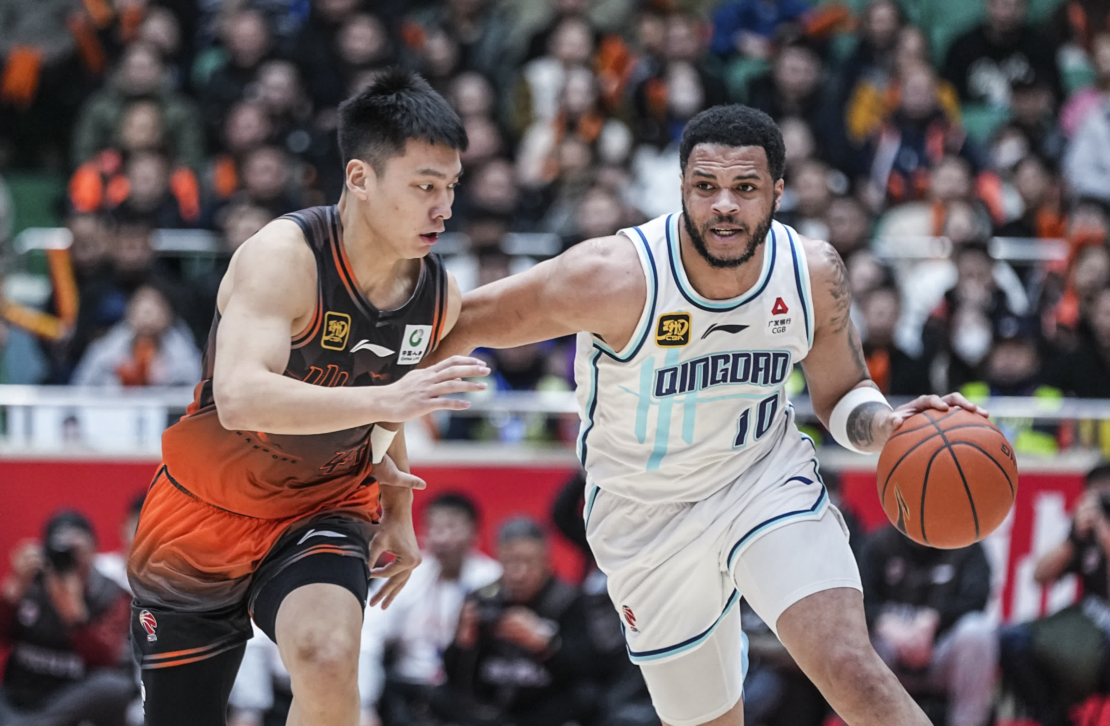 体育娱乐冲刺阶段体能课后，山东男篮外线爆发备战意甲，话题不断，团队化学反应显著的简单介绍